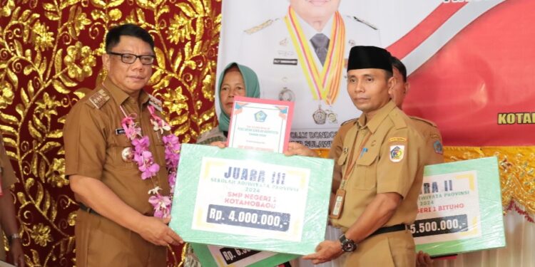 Pj Wali Kota Abdullah Mokoginta Serahkan Penghargaan Sekolah Adiwiyata Tingkat Sulawesi Utara