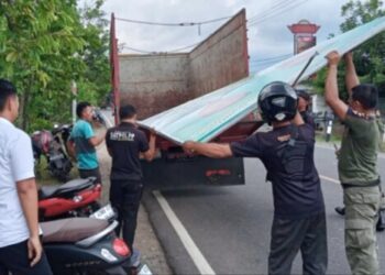 Gandeng Satpol-PP, Bawaslu Kotamobagu Tertibkan APK Paslon