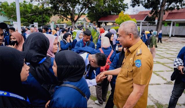 Pj Bupati Buton Tengah Titipkan Misi Netralitas Pilkada Kepada Mahasiswa KKN UM Buton