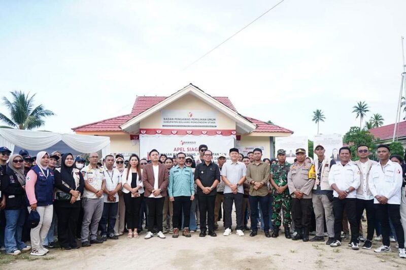 Tampak saat Jajaran Bawaslu Bolmut berfoto bersama stakeholder yang hadir