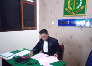 Foto : Kuasa hukum Ketua Bawaslu Bolmut dalam kasus dugaan KDRT, Brayen Tomelo