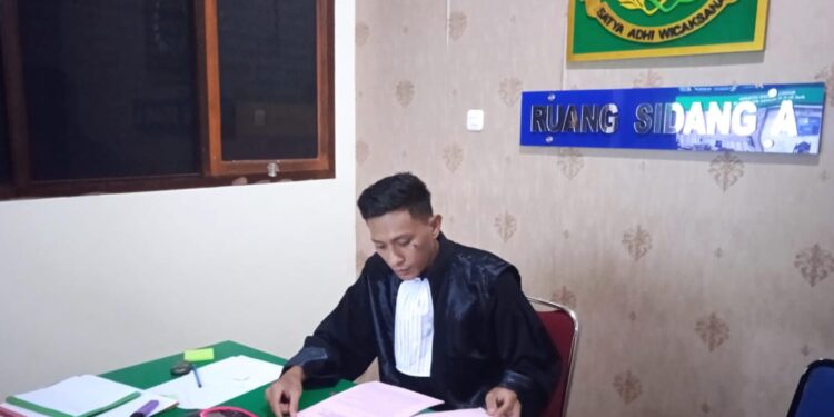 Foto : Kuasa hukum Ketua Bawaslu Bolmut dalam kasus dugaan KDRT, Brayen Tomelo