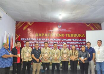 Foto : Plt Ketua Bawaslu Bolmut bersama Anggota, saat hadir pada Rapat Pleno Terbuka