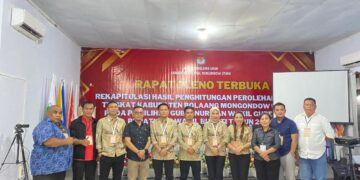 Foto : Plt Ketua Bawaslu Bolmut bersama Anggota, saat hadir pada Rapat Pleno Terbuka