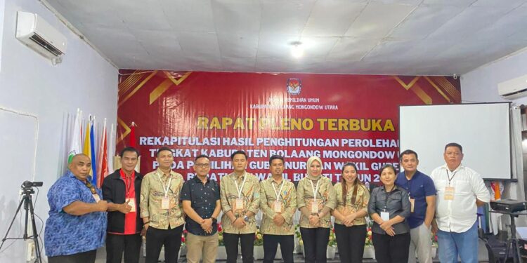 Foto : Plt Ketua Bawaslu Bolmut bersama Anggota, saat hadir pada Rapat Pleno Terbuka