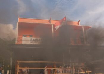 Aliansi Masyarakat Buteng Menggugat Nyaris Membakar Kantor Bawaslu Buton Tengah