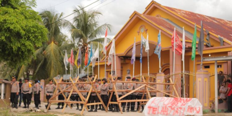 KPUD dan Bawaslu Buton Tengah Dicap Pecundang Demokrasi oleh Aliansi Masyarakat Buteng Menggugat