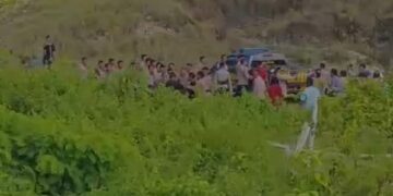 Ketua Bawaslu Buton Tengah Berupaya Kabur, Massa Demonstrasi Halangi Upaya Pelarian