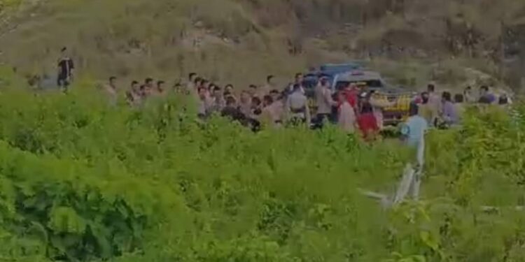 Ketua Bawaslu Buton Tengah Berupaya Kabur, Massa Demonstrasi Halangi Upaya Pelarian