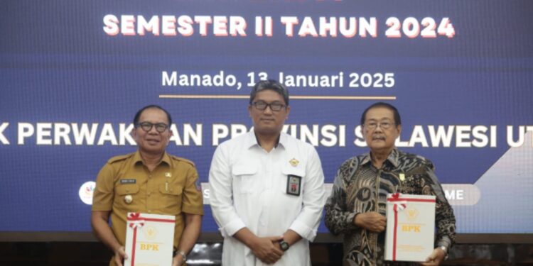 Foto : Ketua DPRD Bolmut bersama Pj. Bupati Bolmut saat menerima LHP Kinerja APBD 2024