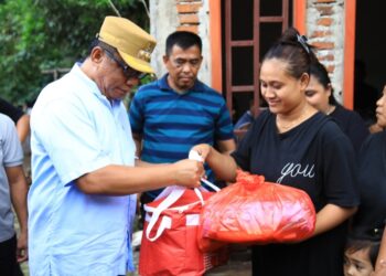 Bentuk Kepedulian, Abdullah Serahkan Bantuan Bencana Alam Banjir dan Tanah Longsor