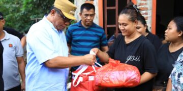 Bentuk Kepedulian, Abdullah Serahkan Bantuan Bencana Alam Banjir dan Tanah Longsor