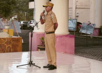 Wakil Bupati Bolmut, Mohamad Aditya Pontoh, saat memimpin apel di lingkungan Pemda Bolmut