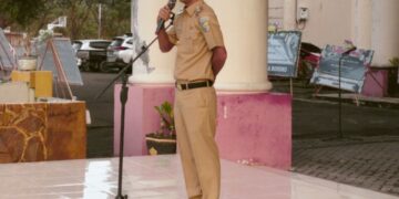 Wakil Bupati Bolmut, Mohamad Aditya Pontoh, saat memimpin apel di lingkungan Pemda Bolmut