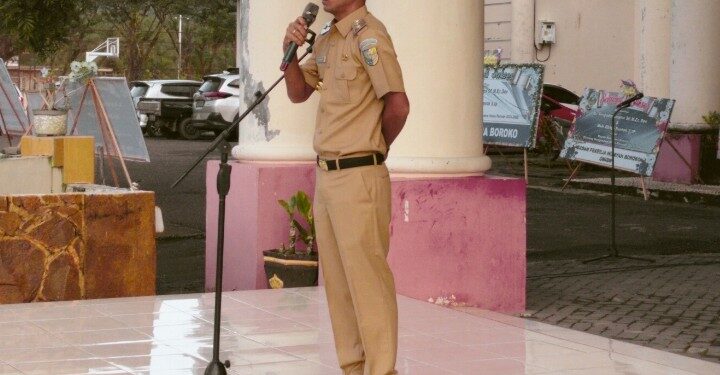 Wakil Bupati Bolmut, Mohamad Aditya Pontoh, saat memimpin apel di lingkungan Pemda Bolmut