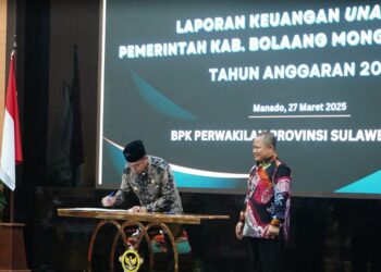 Foto : Bupati Bolmut, Sirajudin Lasena saat menyerahkan Laporan Keuangan kepada BPK RI perwakilan Sulawesi Utara