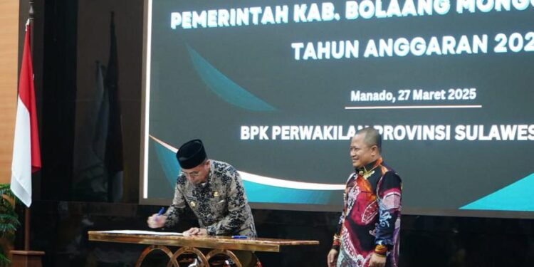 Foto : Bupati Bolmut, Sirajudin Lasena saat menyerahkan Laporan Keuangan kepada BPK RI perwakilan Sulawesi Utara