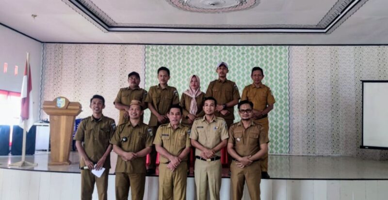 Foto : Wabup Bolmut Mohamad Aditya Pontoh saat bersama Aparat Desa Tombulang Pantai