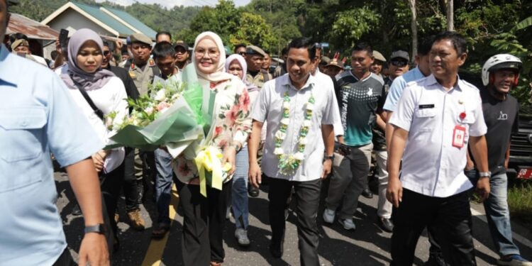 Tiba di Kotamobagu, Wali Kota dan Ketua TP PKK Disambut Suka Cita Pemerintah dan Masyarakat