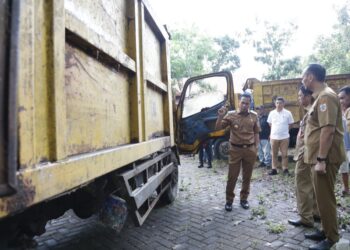 Kunjungi DLH, Wali Kota Kotamobagu Tinjau Kondisi Kendaraan Pengangkut Sampah
