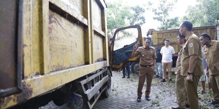 Kunjungi DLH, Wali Kota Kotamobagu Tinjau Kondisi Kendaraan Pengangkut Sampah