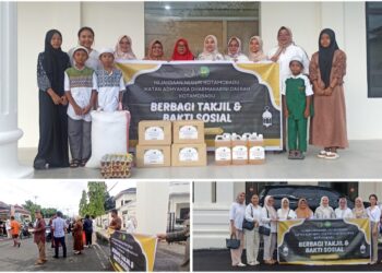 Turun ke Jalan, IAD Kejari Kotamobagu Bagi Takjil ke Masyarakat