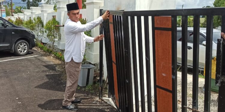 Geram, Elwin Kecam Aksi Perusakan Pagar Kantor Kejari Kotamobagu