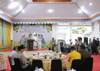 Lewati Prosesi Adat, Wali Kota dan Wakil Wali Kota Resmi Tempati Rumah Dinas