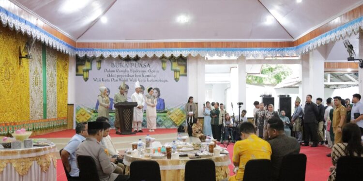 Lewati Prosesi Adat, Wali Kota dan Wakil Wali Kota Resmi Tempati Rumah Dinas