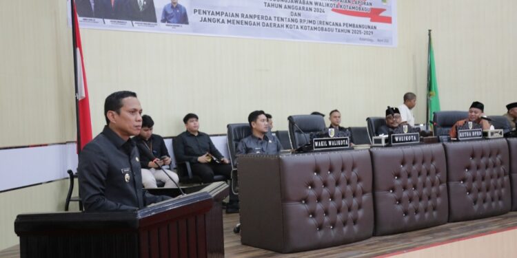 Hadiri Paripurna DPRD, Weny Gaib Serahkan LKPJ 2024 dan Ranperda RPJMD 2025-2029