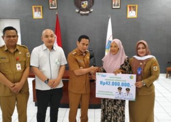 Perlindungan Sosial Ketenagakerjaan, Weny Gaib Serahkan Santunan Pekerja Rentan