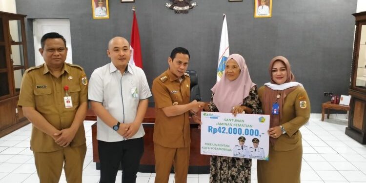 Perlindungan Sosial Ketenagakerjaan, Weny Gaib Serahkan Santunan Pekerja Rentan