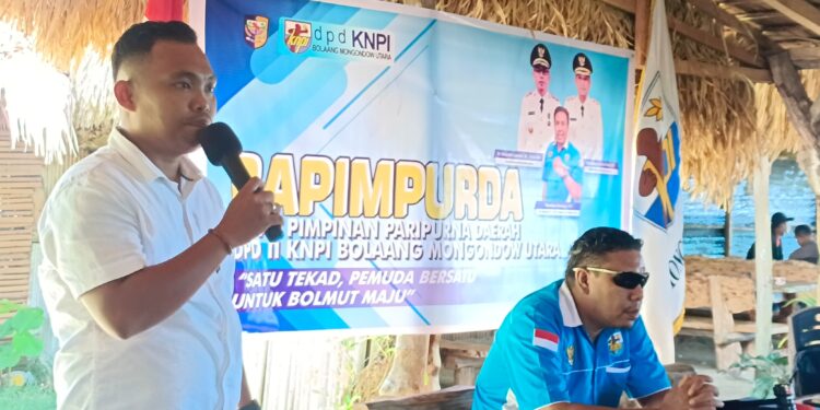 Foto : Ketua Panitia Pelaksana Musda Ke-IV KNPI Bolmut, Rifki Tegila saat menyampaikan laporannya pada pelaksanaan Rapimpurda