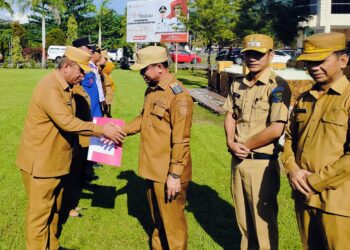 Foto : Bupati Bolmut Sirajudin Lasena saat menyerahkan SK Plt. kepada Plt. Kaban Keuangan, Abdul Nazarudin Maloho