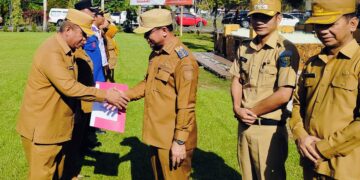 Foto : Bupati Bolmut Sirajudin Lasena saat menyerahkan SK Plt. kepada Plt. Kaban Keuangan, Abdul Nazarudin Maloho