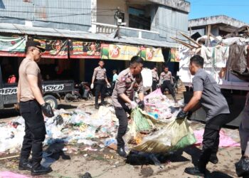 Peduli Lingkungan, Personil TNI-Polri Bersihkan Sampah Pasar Senggol Kotamobagu