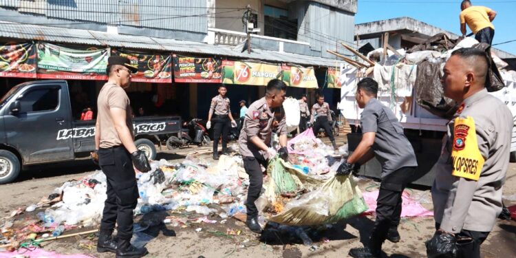 Peduli Lingkungan, Personil TNI-Polri Bersihkan Sampah Pasar Senggol Kotamobagu