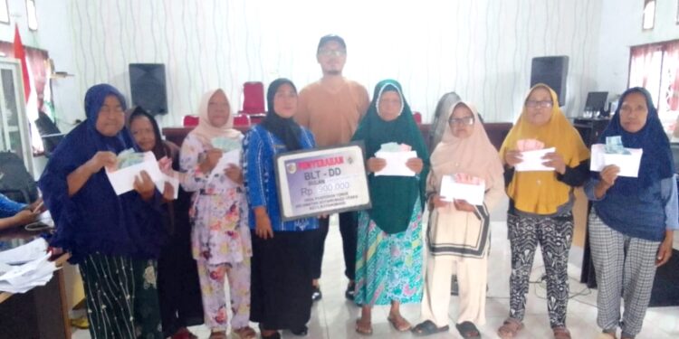 Pemdes Pontodon Timur Salurkan BLT DD Triwulan I Tahun Anggaran 2025