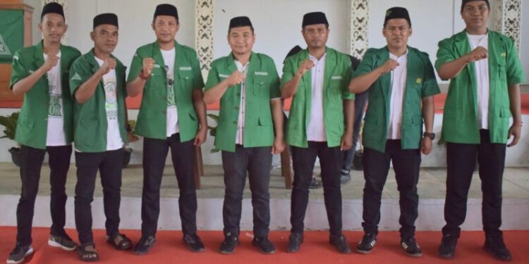 Foto : Ketua GP Ansor Bolmut Agung Aditya Saenong (tengah), beserta enam Ketua PAC Se-Bolmut