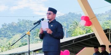 Foto : Bupati Bolmut saat menyampaikan sambutannya pada Upacara Hari Pendidikan Nasional