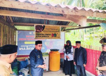 Foto : Bupati Bolmut didampingi Forkopimda saat meninjau SDN 11 Pinogaluman