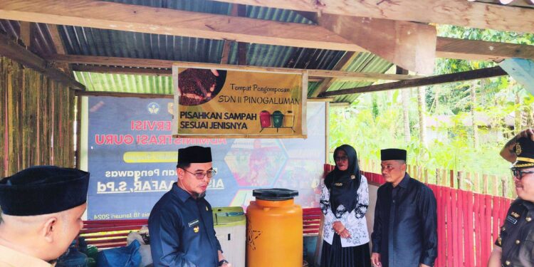 Foto : Bupati Bolmut didampingi Forkopimda saat meninjau SDN 11 Pinogaluman