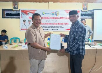 Foto : Patris Babay saat menerima amanah sebagai Ketua KMP dari Sangadi Desa Gihang