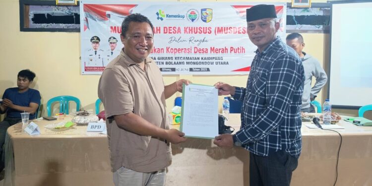 Foto : Patris Babay saat menerima amanah sebagai Ketua KMP dari Sangadi Desa Gihang