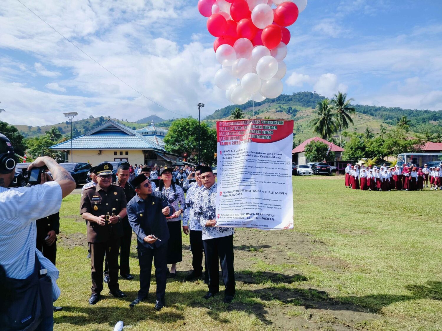 Foto : Bupati Boltara saat melepas balon dan spanduk 17 program yang beririsan dengan Dinas Pendidikan