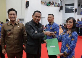 Serahkan SK PPPK, Weny Gaib Apresiasi THL Masa Kerja 20 Tahun