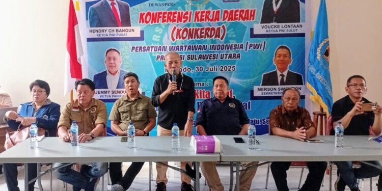 Foto : Ketua PWI Sulut, Voucke Lontaan saat menyampaikan sambutannya pada Konferensi Kerja Daerah