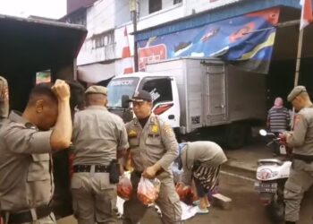 Gunakan Bahu Jalan, Satpol PP Kotamobagu Tertibkan Pedagang di Jalan Kartini