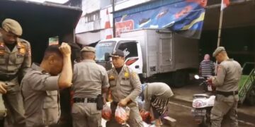 Gunakan Bahu Jalan, Satpol PP Kotamobagu Tertibkan Pedagang di Jalan Kartini