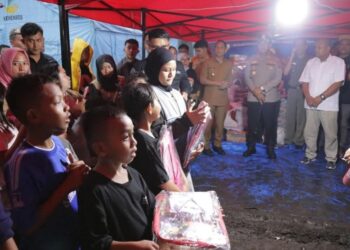 Peduli Musibah Kebakaran di Gogagoman, Weny Gaib Apresiasi Polres Kotamobagu